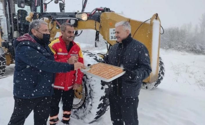 Binali Yıldırım’dan karla mücadele ekiplerine tatlı