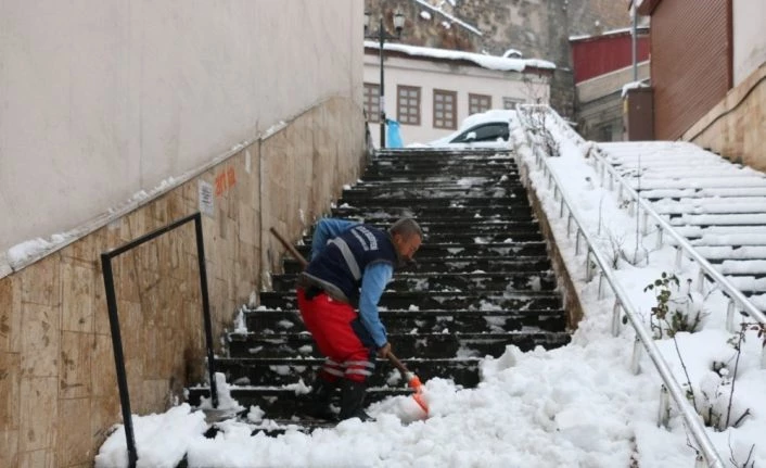 Bitlis’te günde 200 kamyon kar şehir dışına taşınıyor
