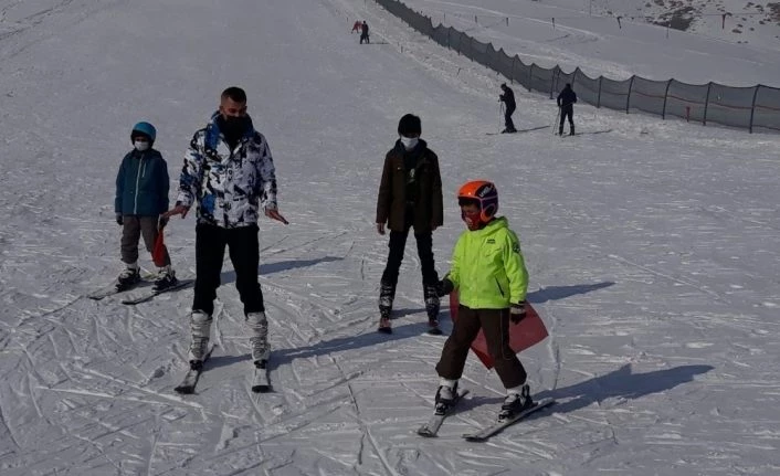 Çaldıran Belediyesi geleceğin milli kayakçılarını yetiştiriyor