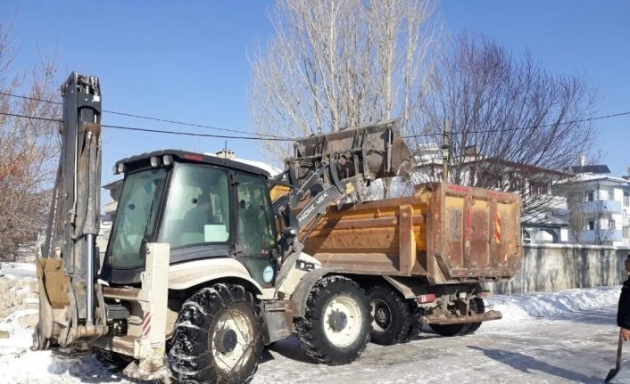 Çaldıran’da eksi 39 derecede çöpler toplanıyor