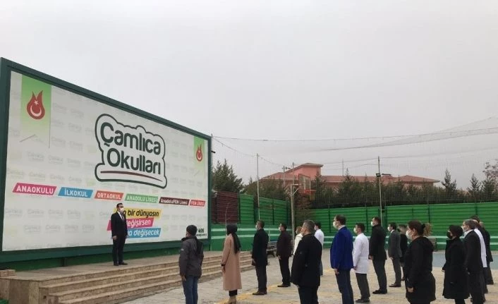 Çamlıca okullarında istiklal marşı