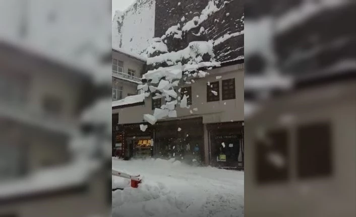 Çatıdan düşen kar kütlesi korkuttu