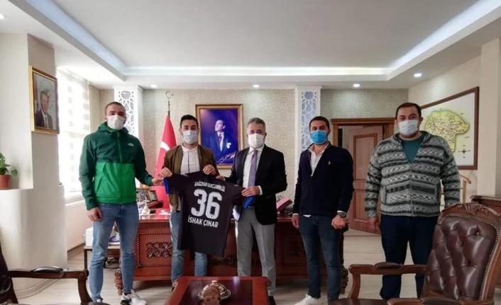 Çınar ve Yıldız’a Kağızman Gençlerbirliği forması hediye edildi