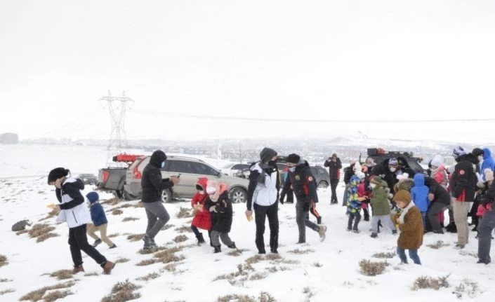 Çocuklar hem lastik rafting yaptı hem de yaban hayvanlarına yem bıraktı