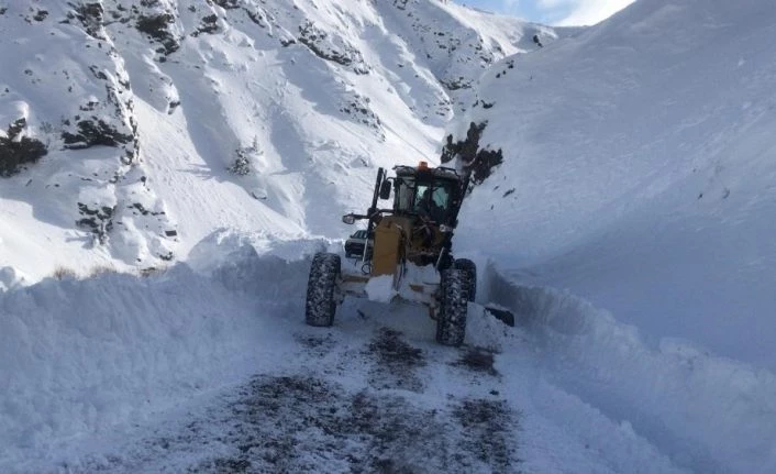Doğu’da kar ve tipiden kapanan yollar açılıyor