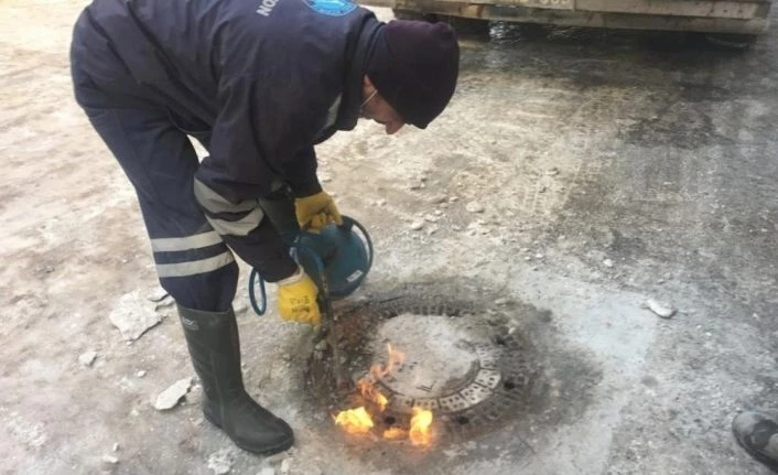 Donan kanalizasyon kapakları pürümüzle açıldı
