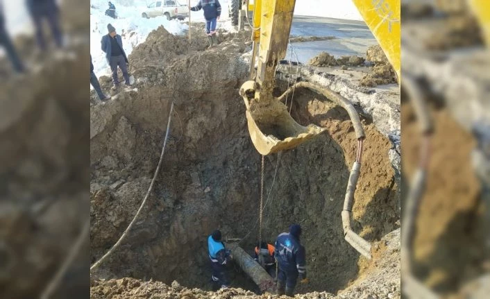 Dondurucu soğukta 6 metre derinliğindeki çukurda çalışma