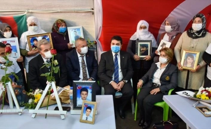 DP Genel Başkanı Gültekin Uysal Diyarbakır annelerini ziyaret etti