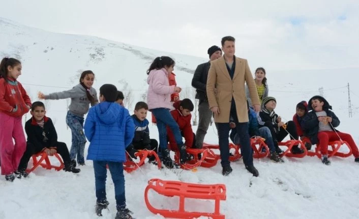 Düşünce Akademisinden Bitlis’teki çocuklara kızak