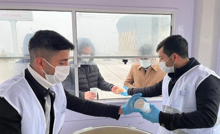 Edremit Belediyesinden vatandaşların içini ısıtan ikram