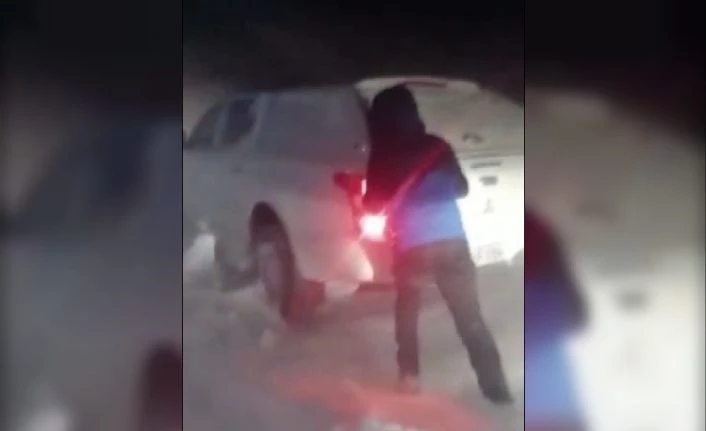 Ekipler hem yolları açıyor, hem de mahsur kalanları kurtarıyor
