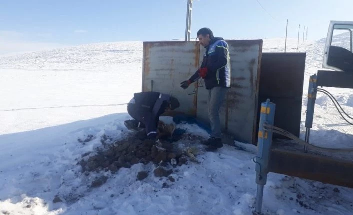 Eksi 30 derecede donan su borusunu onarmak için seferber oldular
