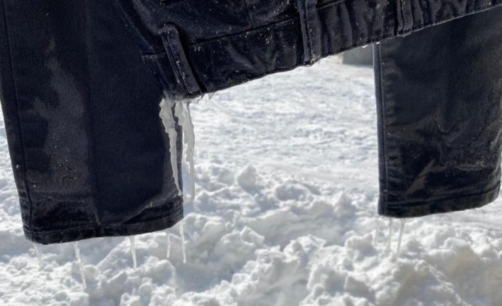 Eksi 32 derecede çamaşırlar dondu, evler dev buz sarkıtlarının altında kaldı