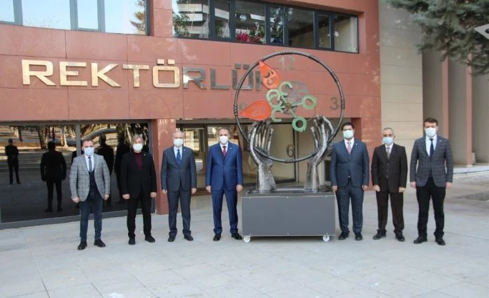 Elazığ’da depremde enkazdan toplanan parçalarla “Deprem Anıtı"