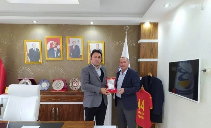 Emekliye ayrılanlara plaketli teşekkür