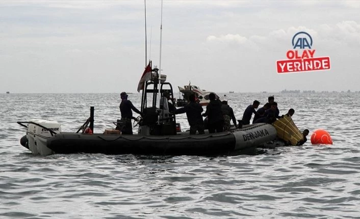 Endonezya’da denize düşen yolcu uçağına ait kara kutunun yeri tespit edildi