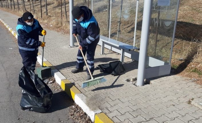Erciş Belediyesi Adnan Menderes Mahallesi’nde temizlik çalışması yaptı 