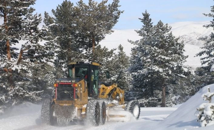 Erzincan’da kar ve tipiden 363 köy yolu ulaşıma kapandı