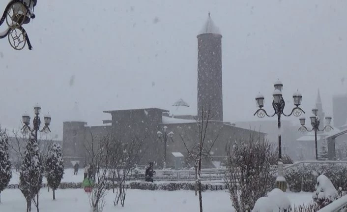 Erzurum’da kar esareti