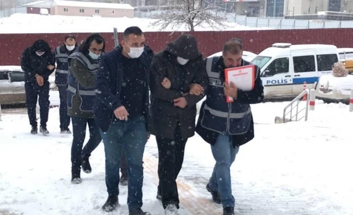 Eve giren hırsızlar ne bulursa çaldı ama yakalanmaktan kurtulamadı