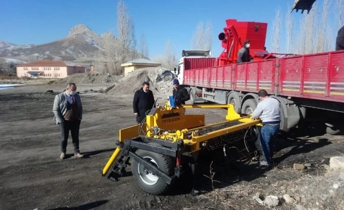 Fasulye hasat makinaları teslim alındı