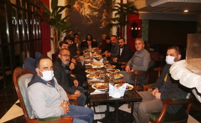 Gazetecilere kaz eti jesti