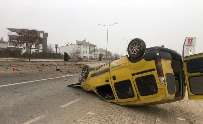 Hafif ticari araç, refüje çarparak takla attı,o anlar kamerada