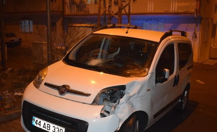 Hafif ticari araçla çarpışan motosikletli ağır yaralandı