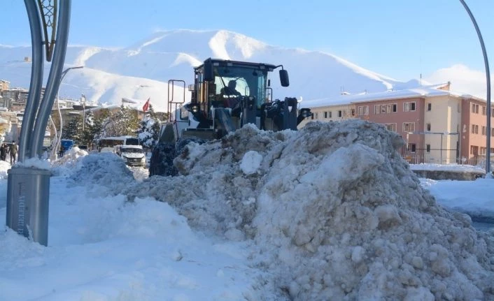 Hakkari kar dağlarından temizleniyor