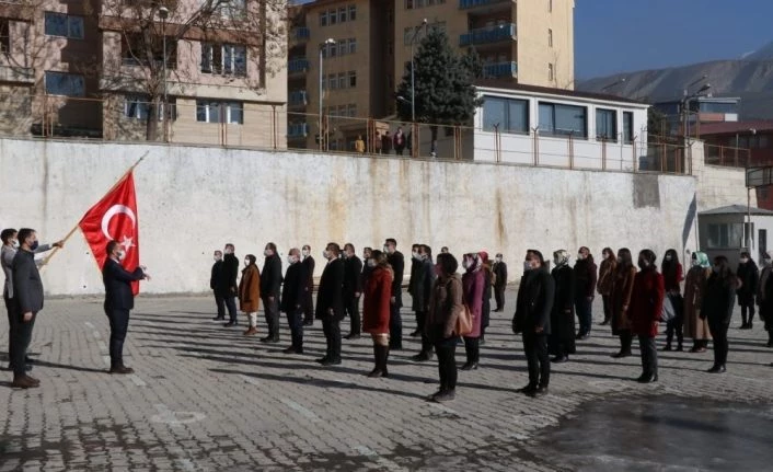 Hakkari’de bayrak töreni