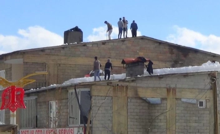 Hakkari’de imece usulü çatılar kardan temizlendi