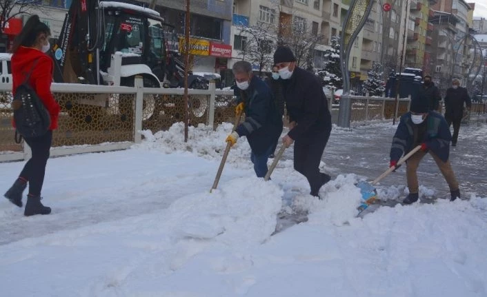 Hakkari’de kar timleri iş başında