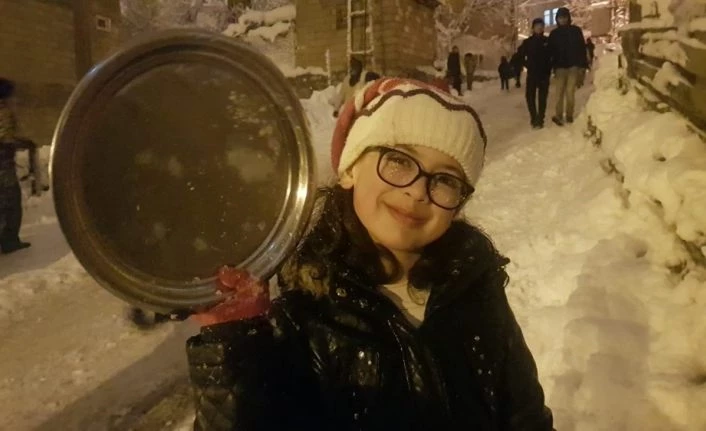 Hakkari’de poşet ve tepsiyle kayak keyfi