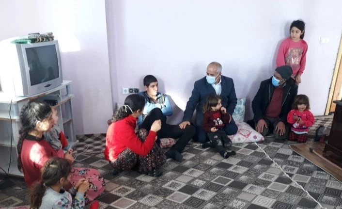 Hasta çocuklar için ilaç taşıyan ambulans kara saplandı