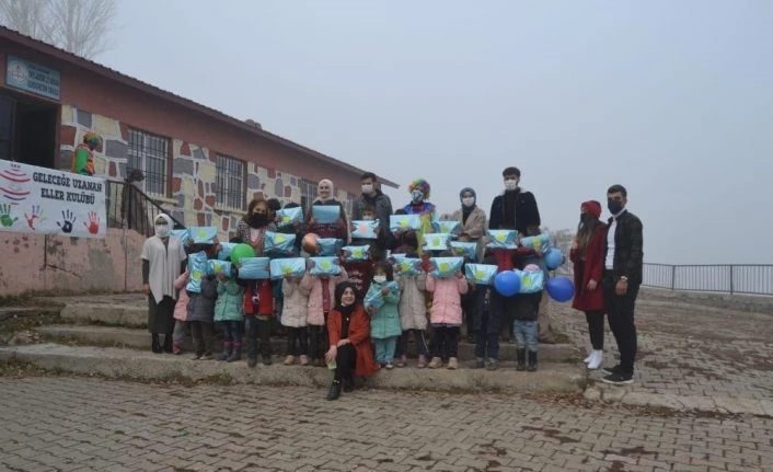 Hayırsever vatandaştan köy okuluna kütüphane