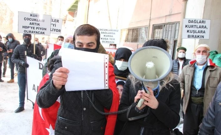Hakkari HDP il binası önünde ’Evlat Nöbeti’ ikinci haftasında