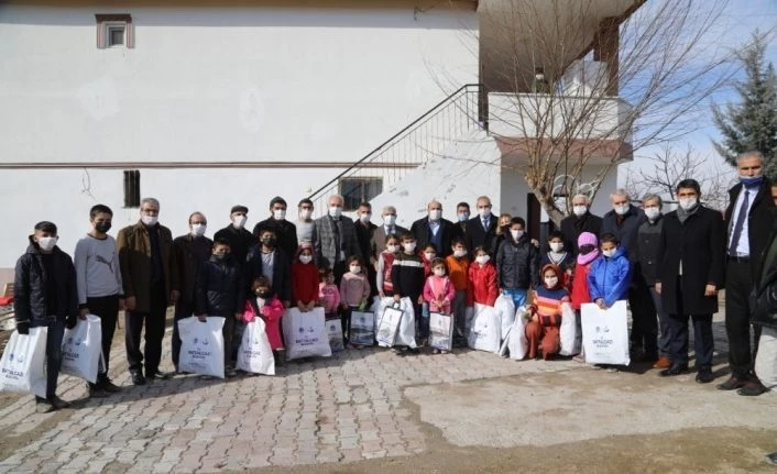 İhtiyaç sahibi çocukların yüzü güldü