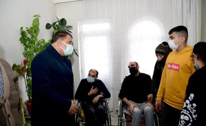 İhtiyaç sahibi engellilere tablet ve gıda paketi