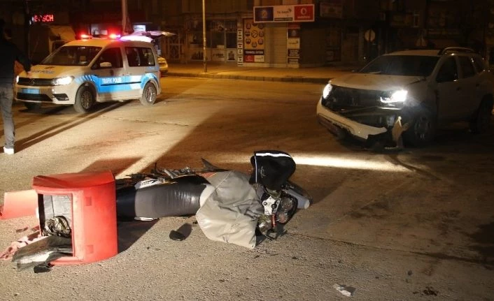 İki araç kaza yaptı, biri savrulup motosikletli kuryeye  çaptı