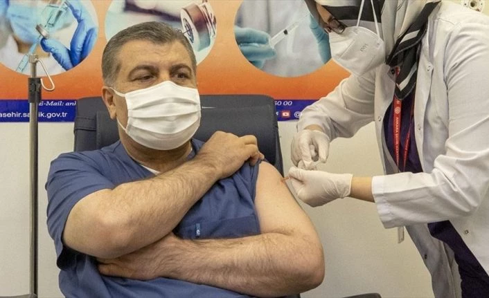 İlk CoronaVac aşısı Sağlık Bakanı Koca