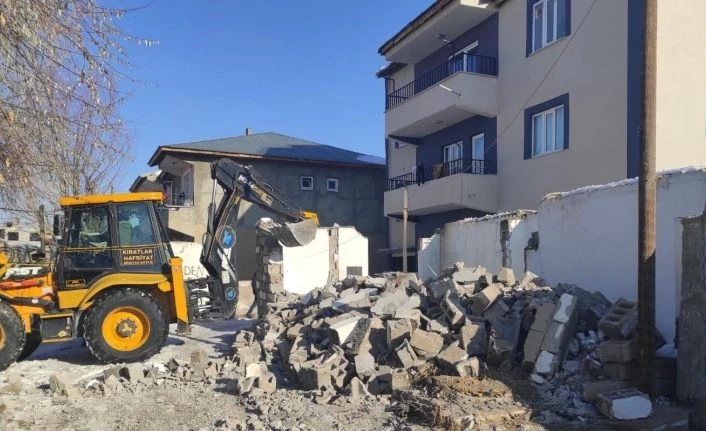 İpekyolu Belediyesi metruk yapı yıkımı yaptı