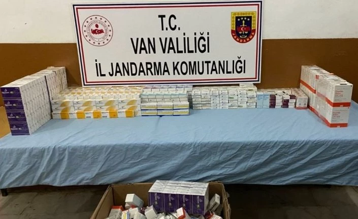 İran sınırında çuvallar içerisinde kaçak ilaç ele geçirildi