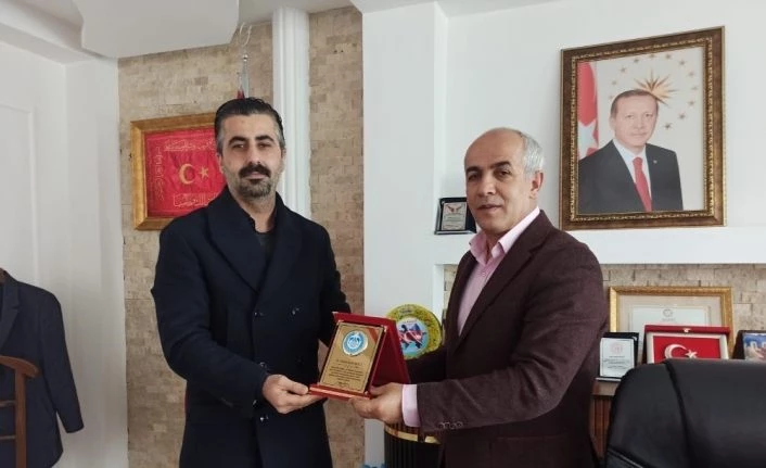 İş adamı Akkuş’tan öğrencilere tablet desteği