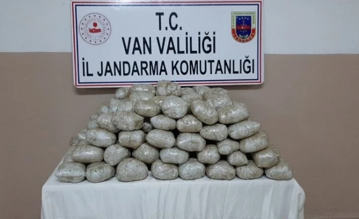 Jandarma, katır sırtındaki çuvallarda 122 kilo esrar ele geçirildi
