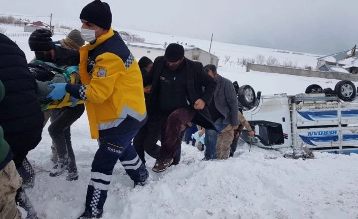 Kamyonet şarampole yuvarlandı: 3 yaralı