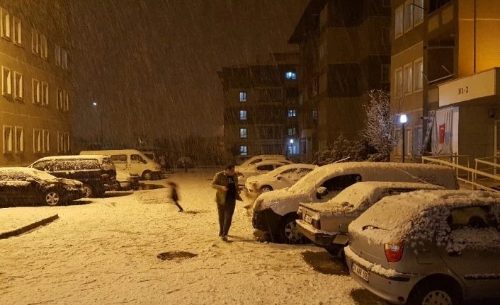 Kar çocuklar için eğlence, tır sürücüleri için çile oldu