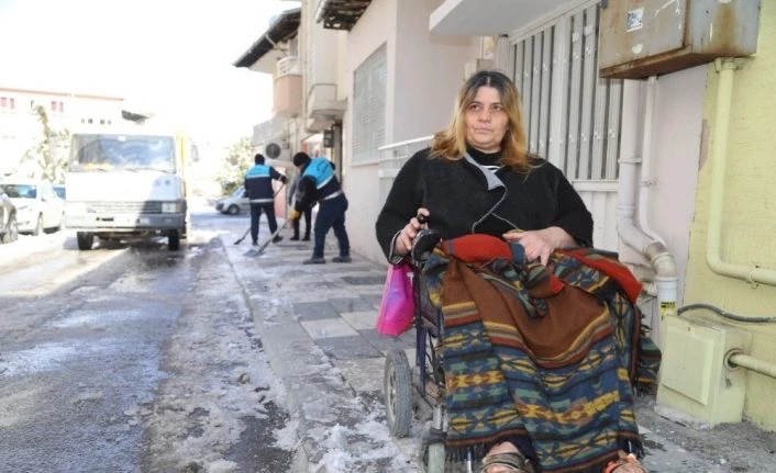 Kar mağduru engellinin yardımına belediye ekipleri yetişti