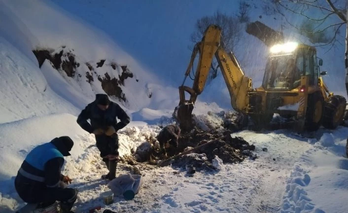 Kar yağışı altında su arızası çalışması
