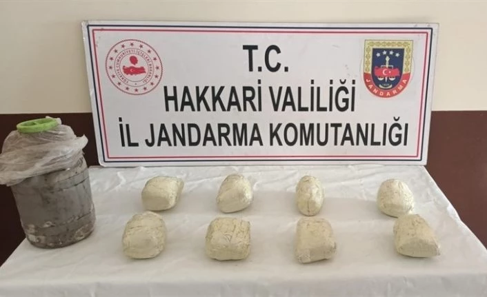 Kara gömülü 8 kilo eroin ile 12 litre asit anhidrit madde ele geçirildi