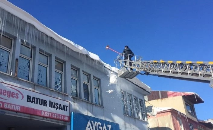 Karlıova’da buz sarkıtları, itfaiye ekibi tarafından temizleniyor